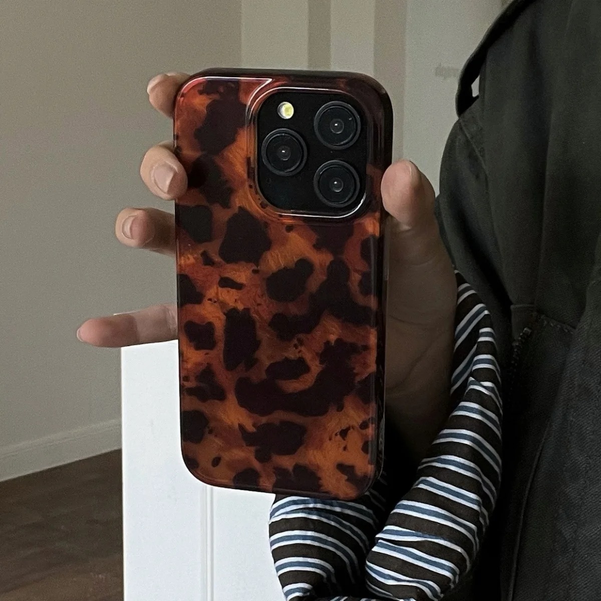 レトロなアンバーテクスチャのレーザー加工スマホケース iPh - Phone Cases Like Loopy のレビューと価格